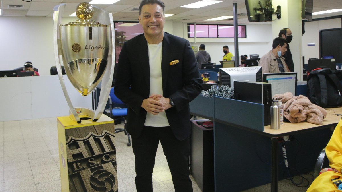 Carlos Alfaro Moreno en las instalaciones de Diario EXTRA, con la copa de Barcelona.
