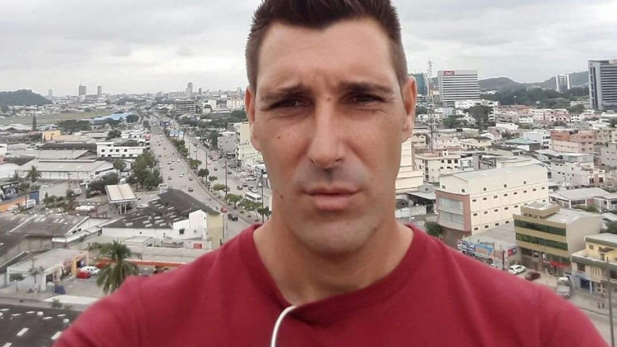 Caballero recibió el premio en España, mientras él está en Ecuador.