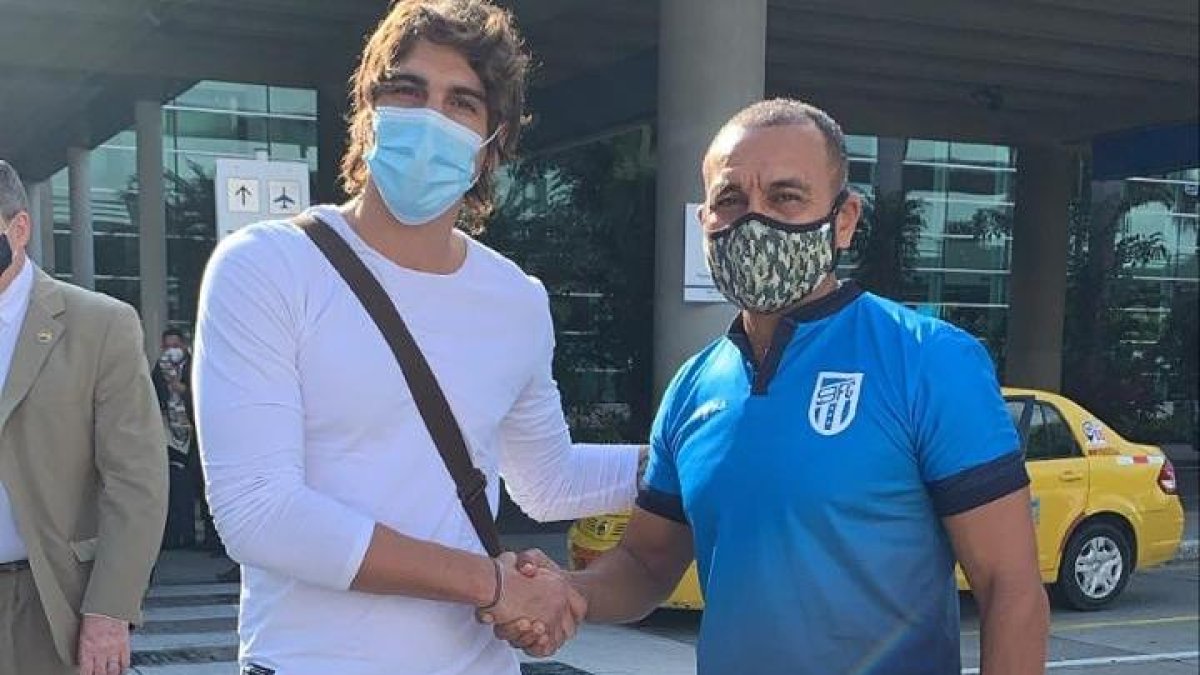 El extremo uruguayo Facundo Guichón tiene contrato con 9 de Octubre por una temporada.