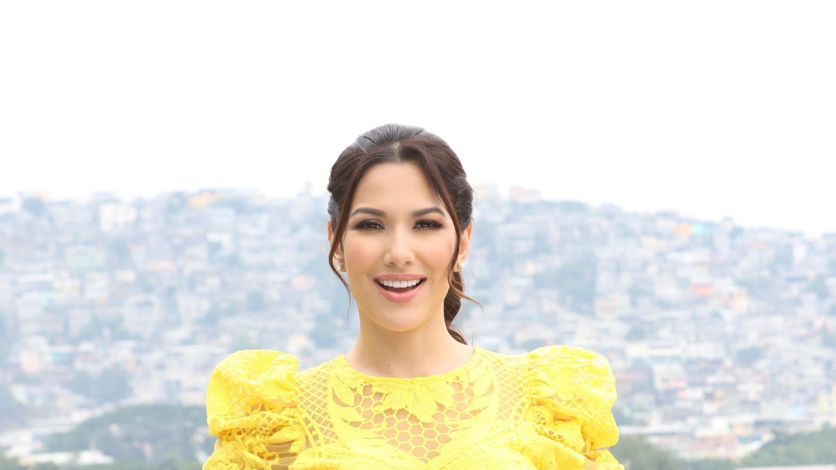 Alejandra prepara pan keto con la ayuda de su familia. Actualmente ayuda a mujeres a recuperar su pedo ideal.