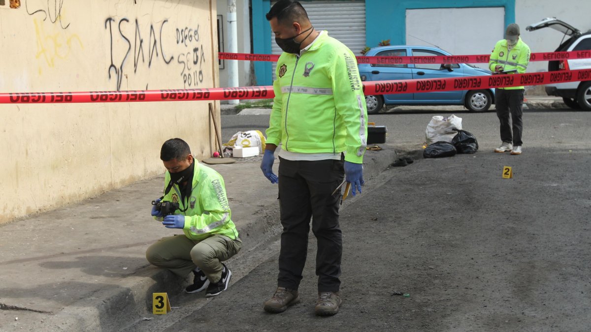 Agentes de Criminalística recababan indicios en la 36 y la O, donde ayer hubo una balacera.