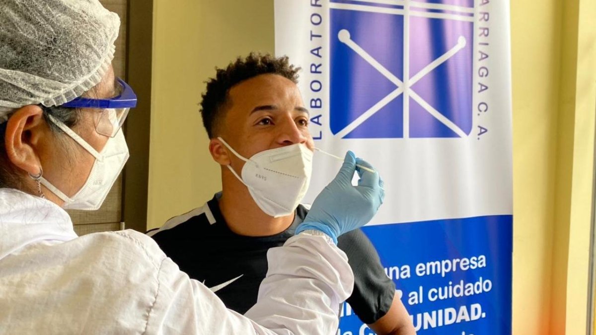 El lateral derecho Byron Castillo durante la prueba de hisopado de Covid-19.