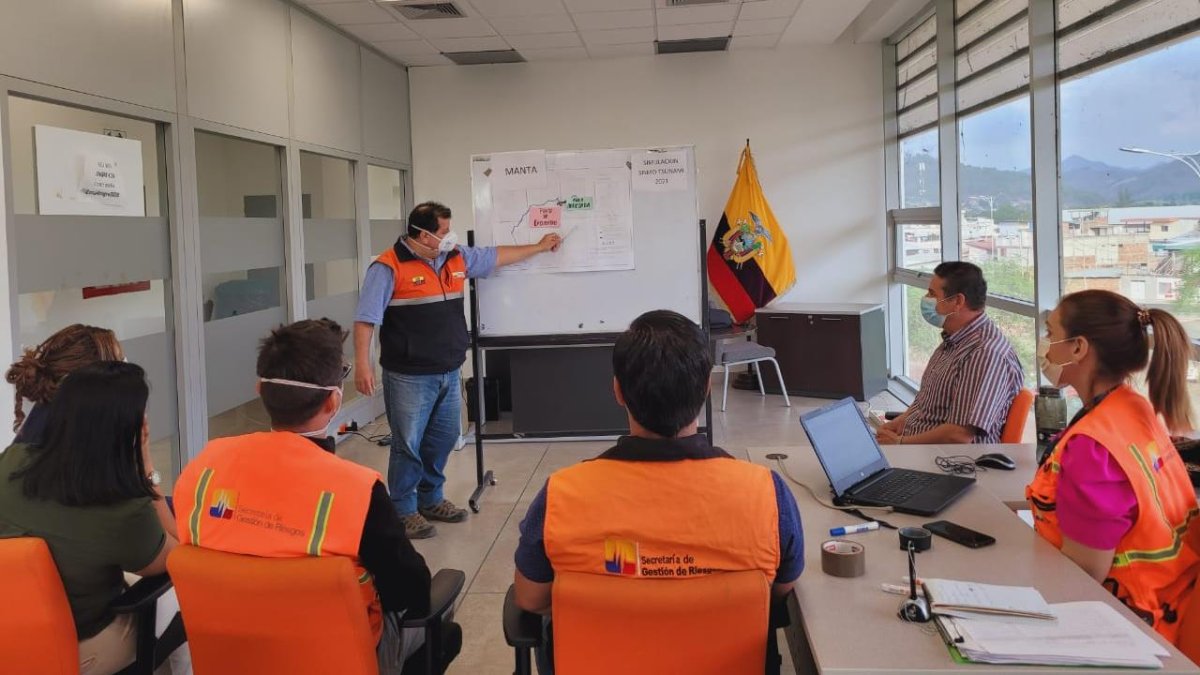 Técnicos del Servicio Nacional de Gestión del Riesgo y Emergencia trabajan en Manabí con miembros de los COE y representantes de instituciones, en los preparativos de la simulación. .