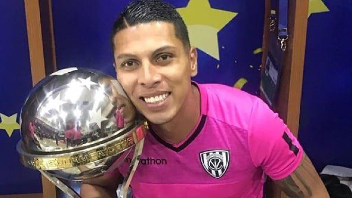 Luis Fernando León y la Copa Sudamericana que ganó con Independiente del Valle.