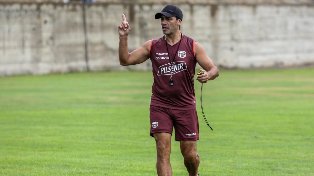 Fabián Bustos entrenador del Barcelona en su segunda temporada.