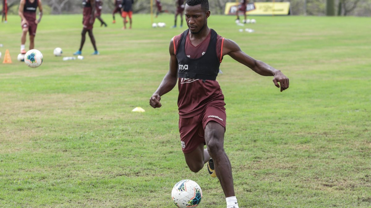Leonel Quiñónez, disfruta de su pretemporada con Barcelona en Manta.