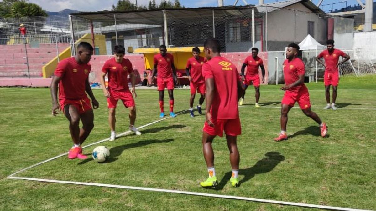 Los jugadores del Aucas realizan la pretemporada y se encuentran concentrados en el estadio Gonzalo Pozo.