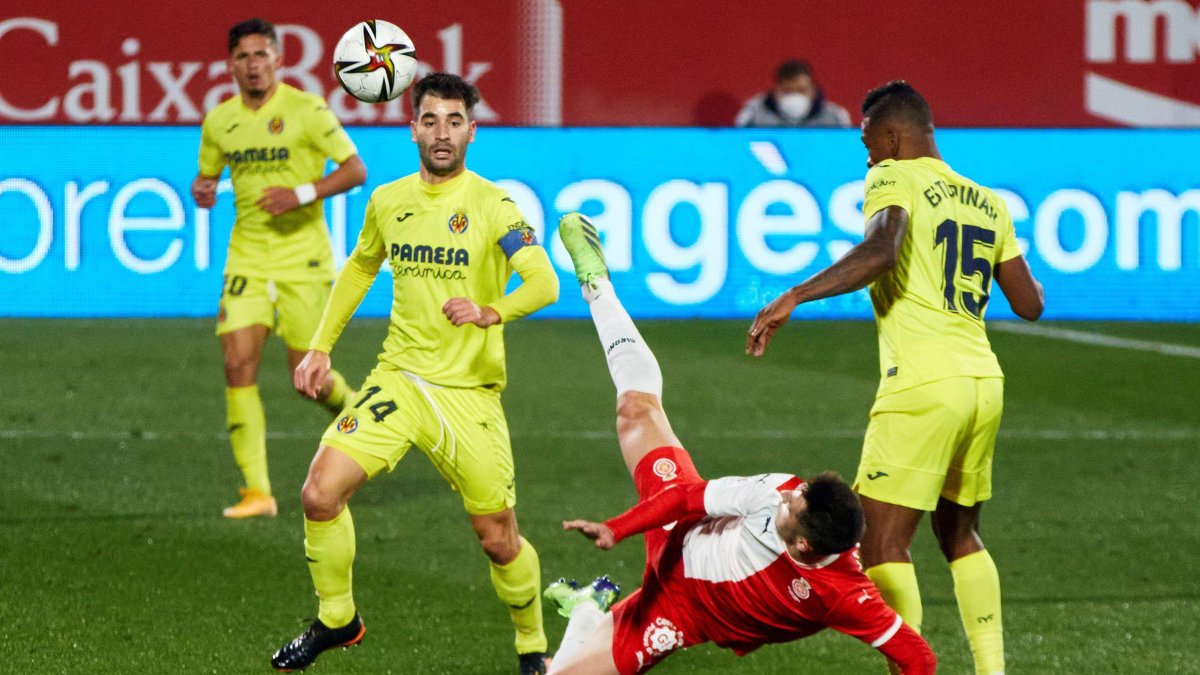 Pervis Estupiñan (d) fue titular en la victoria del Villarreal sobre el Girona por la Copa del Rey.