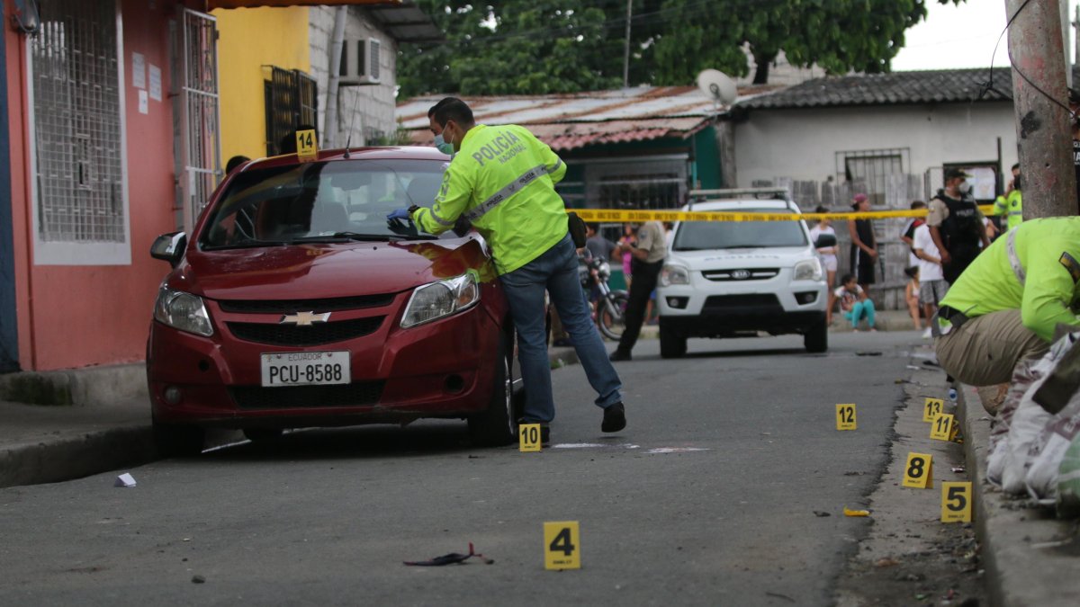 Agentes de Criminalística acudieron al sitio para recabar los indicios del hecho violento.