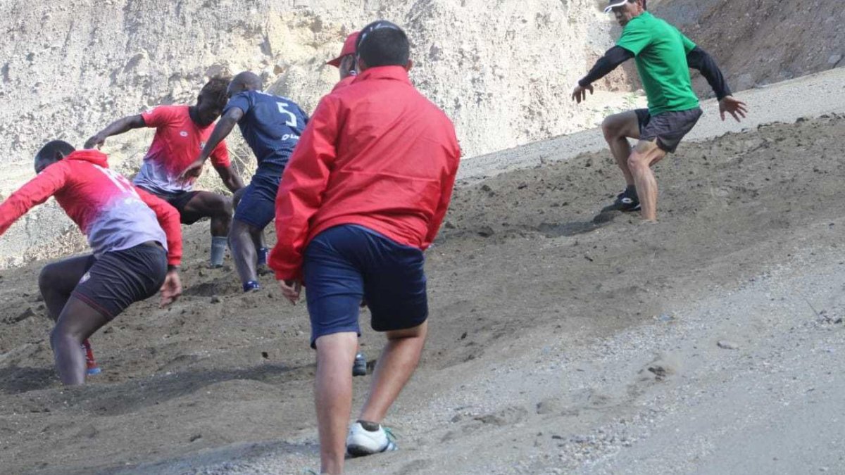 Exigentes trabajos en arena para que los jugadores alcancen una perfecta forma física son parte del sello del César Benalcázar (d).