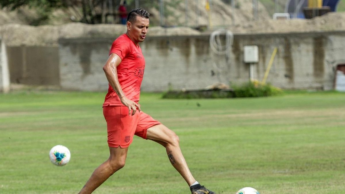 Carlos Garcés se perfila como uno de los titulares en el once de Fabián Bustos.