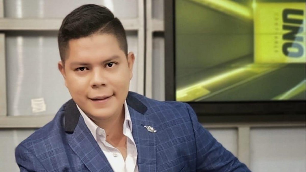 Cristhian Alban continúa con su terapia para el dolor durante 20 dìas mas. El reportero de faràndula recupera poco a poco la movilidad en sus piernas.