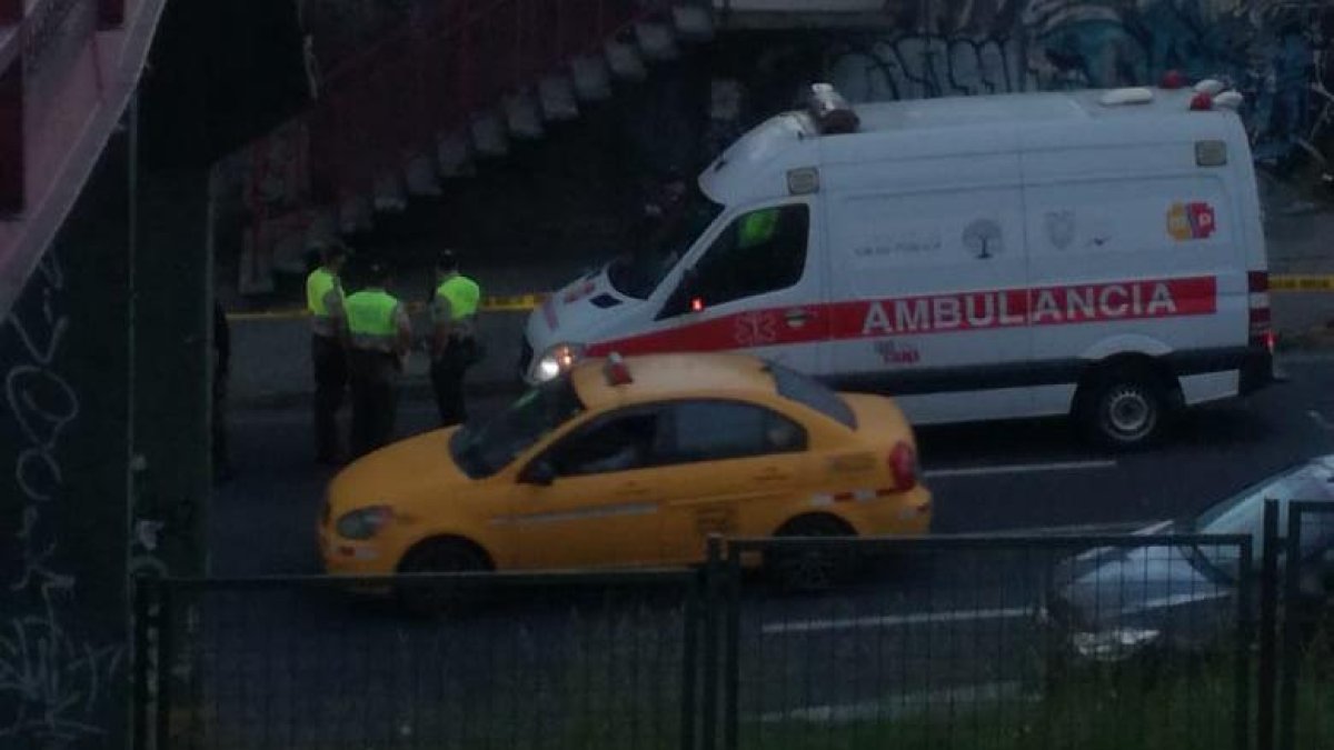 El cuerpo quedó tendido cerca del puente peatonal.