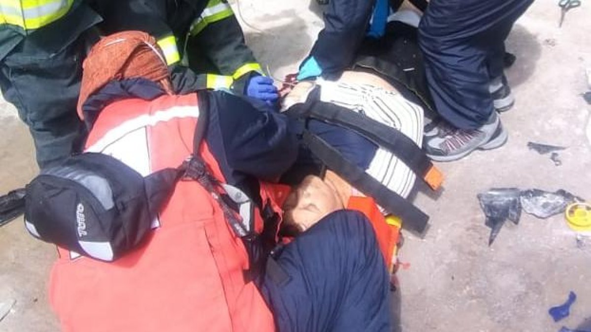 La mujer, de 54 años, sufrió la amputación parcial de su pierna izquierda en la explosión.