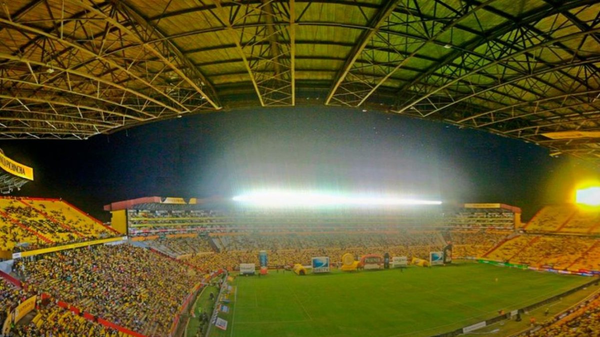 Las luminarias de la discordia son las que estaban en el estadio Monumental.