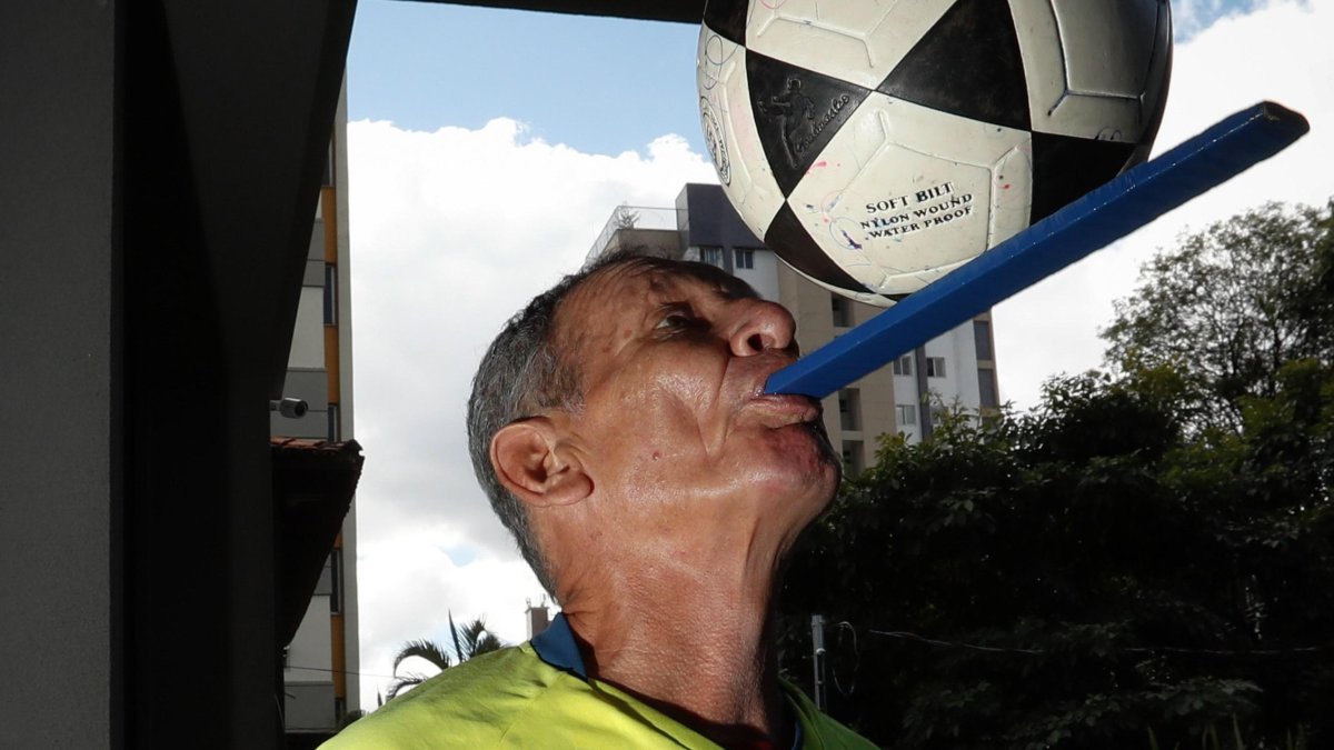 Manuel Ángel Loor Zambrano, un histórico hincha de la selección de Ecuador que viaja por todo el mundo haciendo malabares.