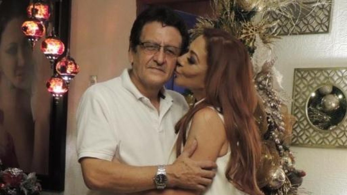 Gino Falconí y Jazmín tienen tres hijos y tres nietos, fruto de su relación de pareja. La cantante manabita se inció cantando en al orquesta de Gino a fines de los años ochenta.