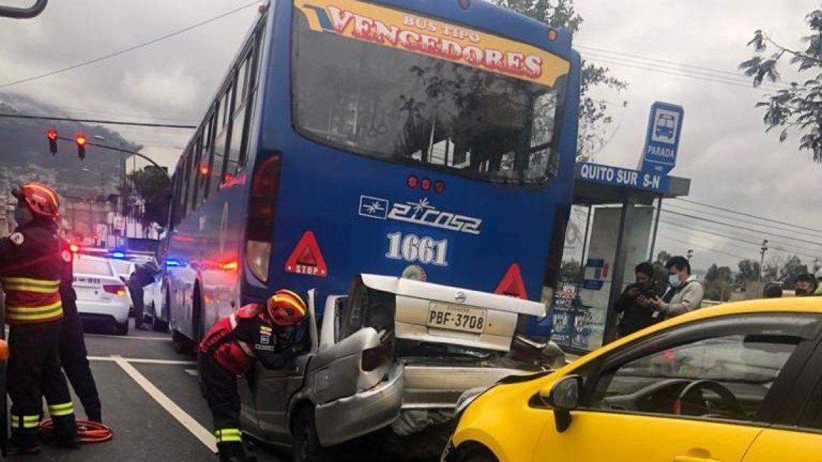 Los bomberos tuvieron que utilizar herramientas hidráulicas para sacar al herido del automotor.