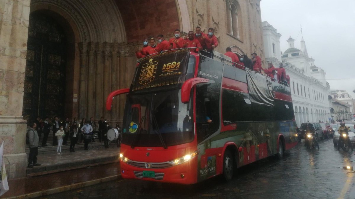 Los jugadores, directivos y cuerpo técnico, pasearon y saludaron con la hinchada cuencana