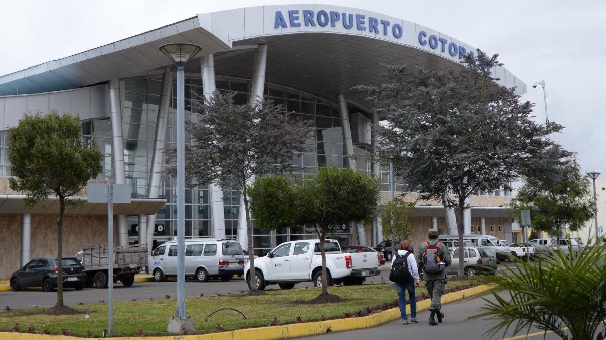 El hallazgo se hizo en el aeropuerto de la capital cotopaxense. No hay detenidos por el momento.