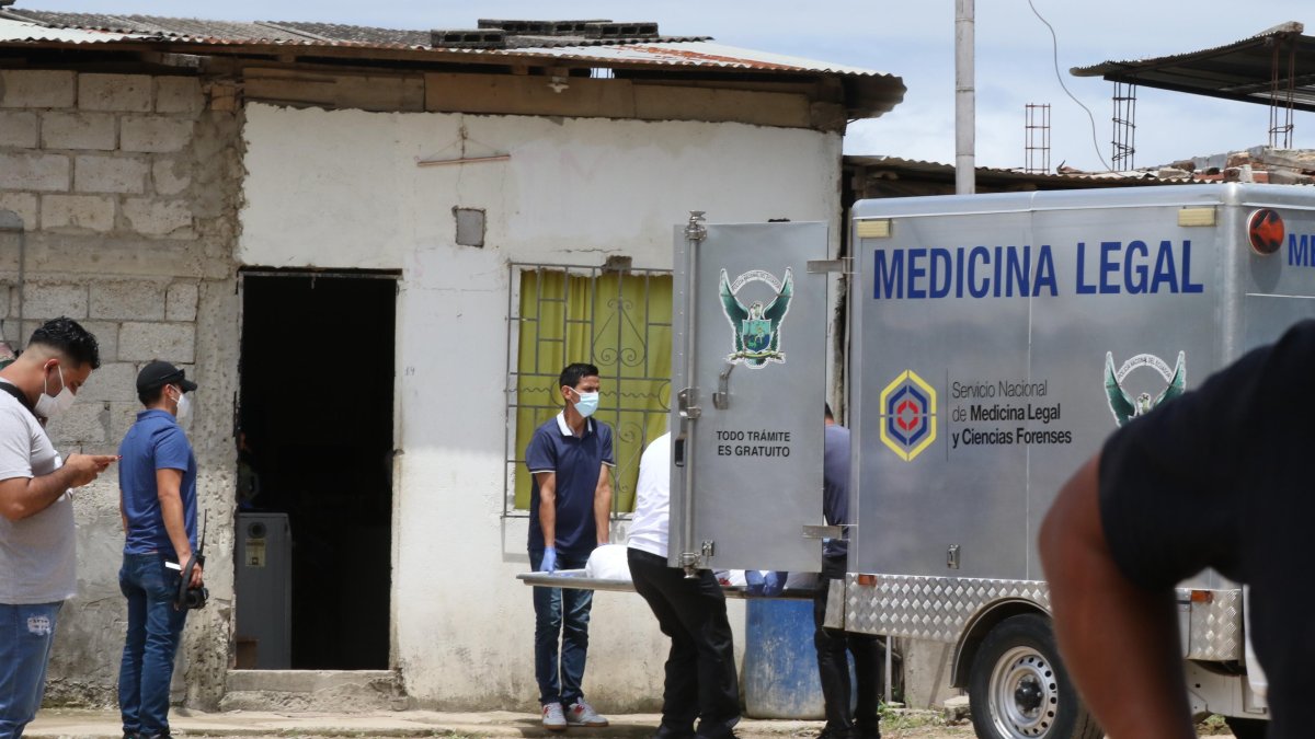 l  cadáver de Bettsy Mindiola fue sacado de su casa y subido en el carro de Medicina Legal.