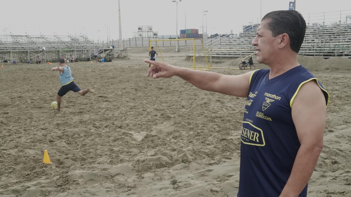 El entrenador José Francisco Palma y su trabajo en silencio en la playa de El Murciélago, en Manta.