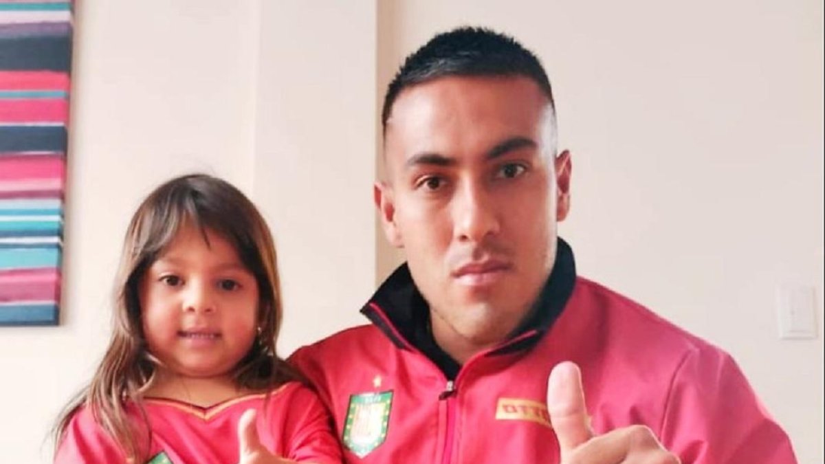 Andrés Chicaiza y su hincha número 1, la pequeña Noe.