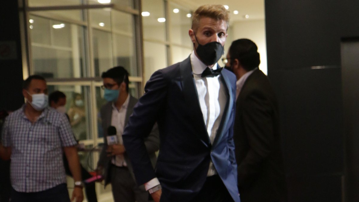 Javier Burrai y su traje para recibir varios premios.