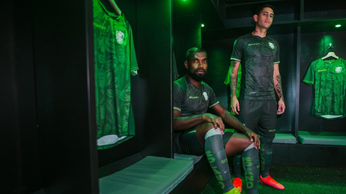 Orense debutará con su vistosa camiseta ante Independiente.