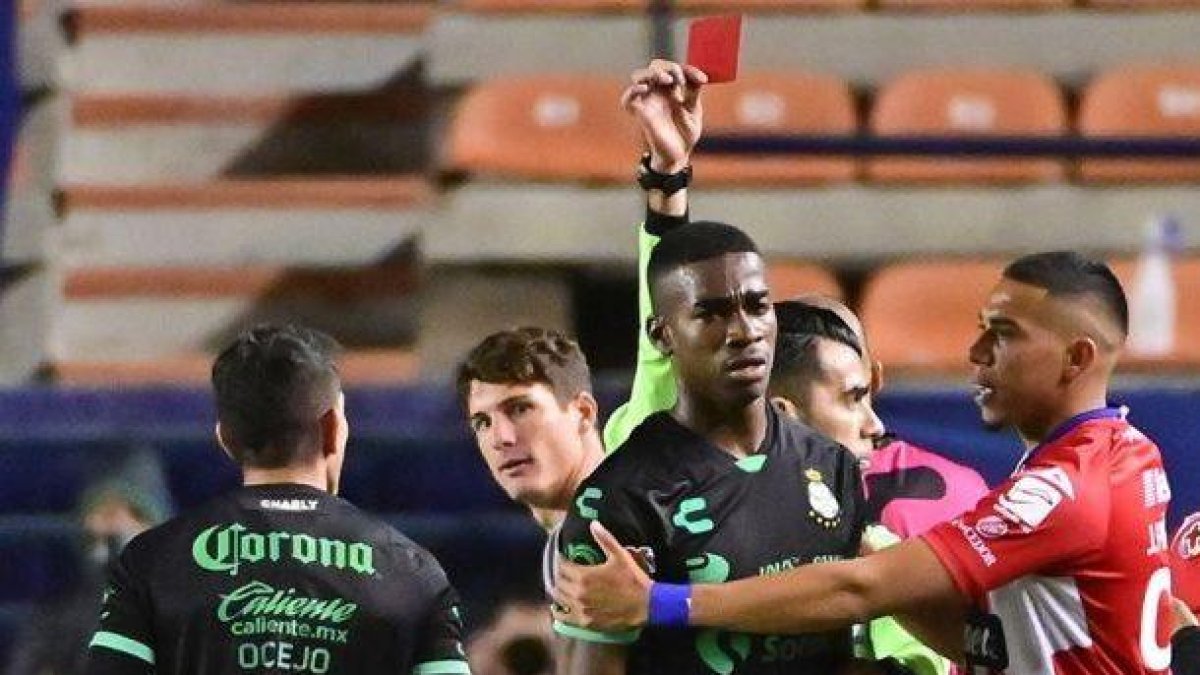 Félix Torres se fue al camerino a llorar luego de recibir insultos racista en México.