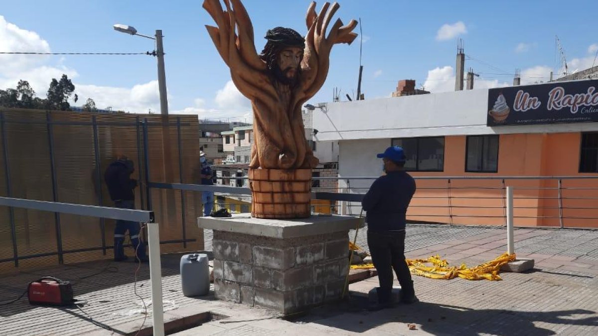 La imagen fue colocada el sábado por la mañana. El domingo apareció destrozada.