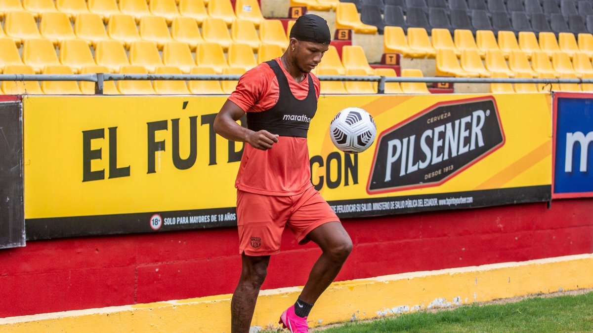 Darío Aimar se destaca como defensa de Barcelona.