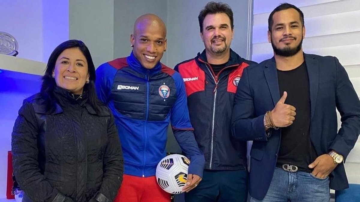 El entrenador Pablo Trobbiani y la presidenta Mayra Argüello junto a Ely Esterilla (c), refuerzo del Ciclón.