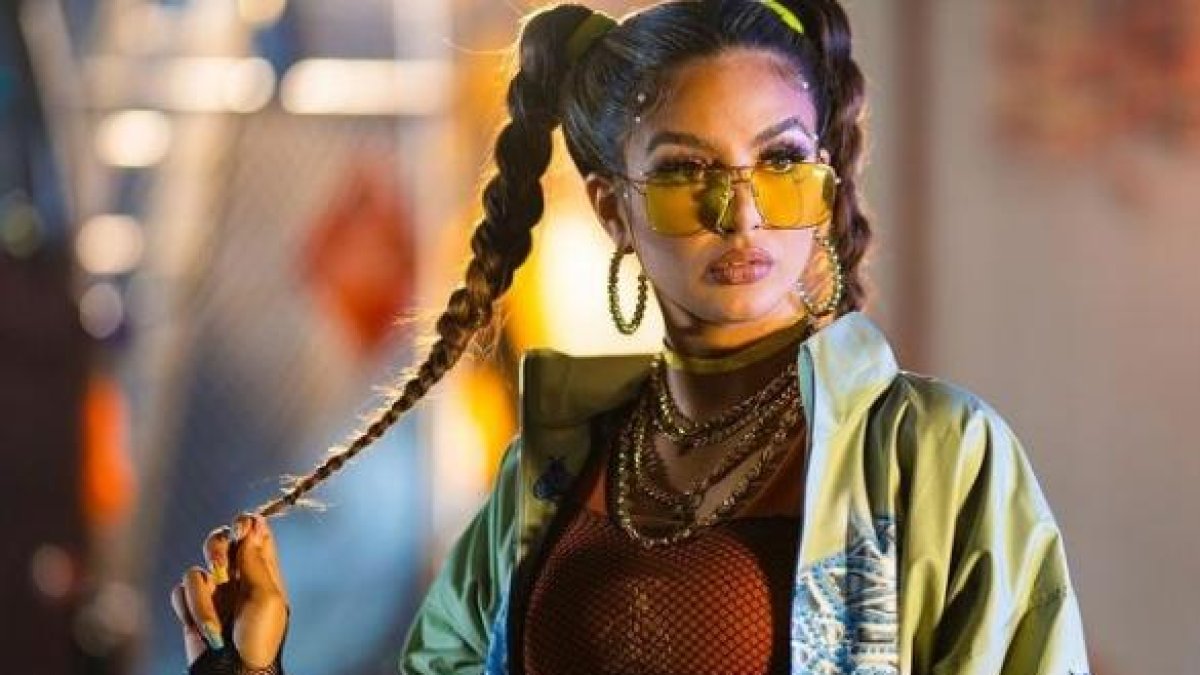 Dayanara Peralta mostrando parte del look del video de su tema 