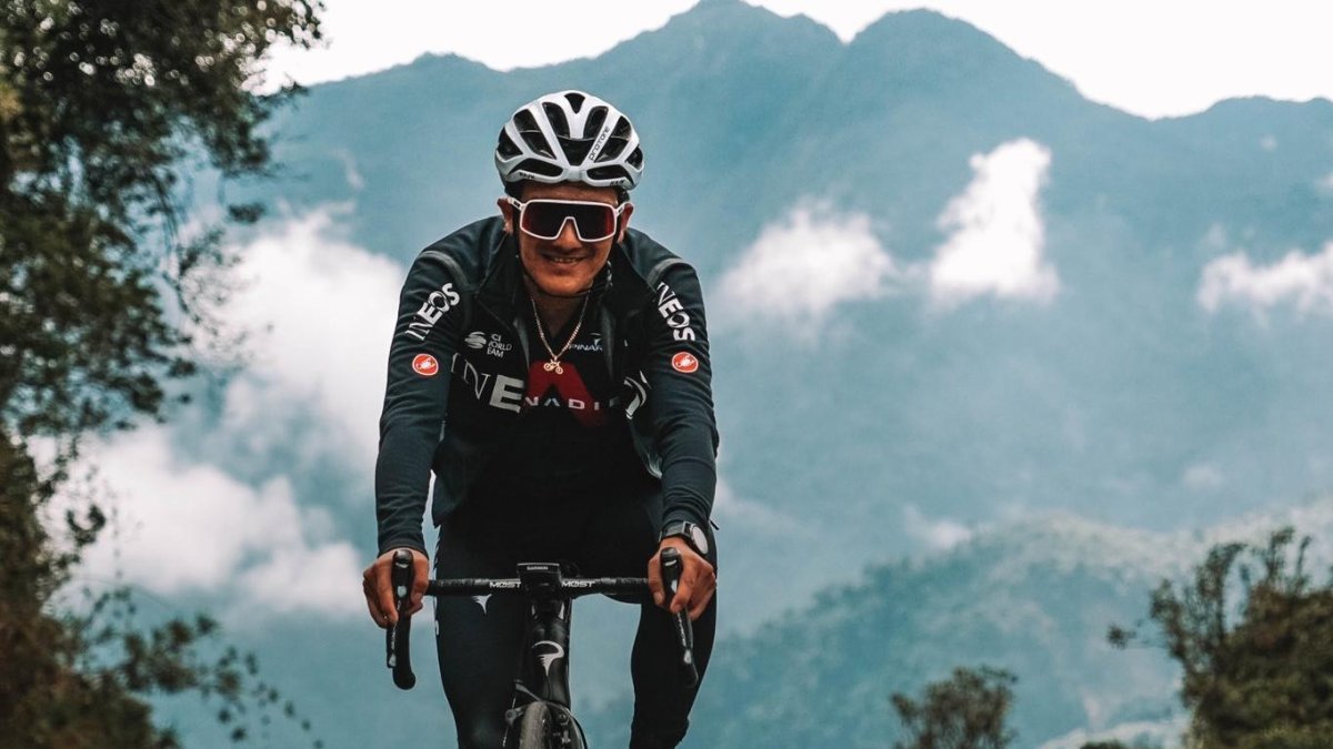 Richard Carapaz y las montañas ecuatorianas de fondo.