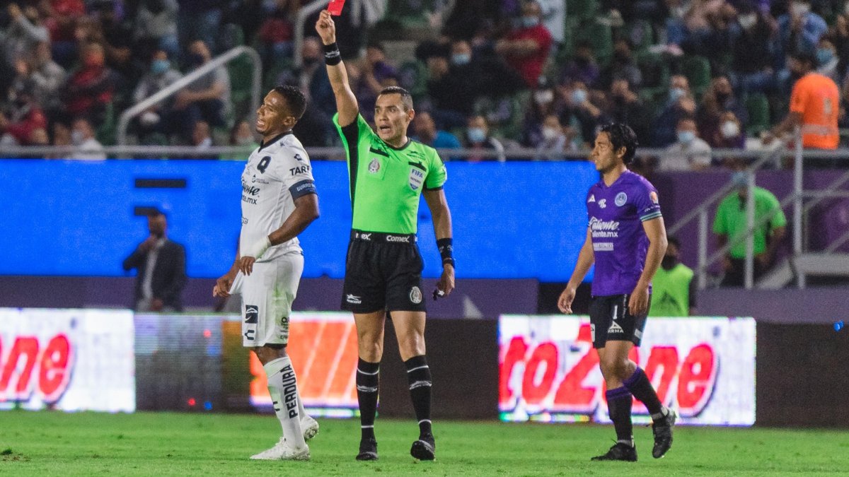 Antonio Valencia fue expulsado durante el duelo ante el Mazatlán.