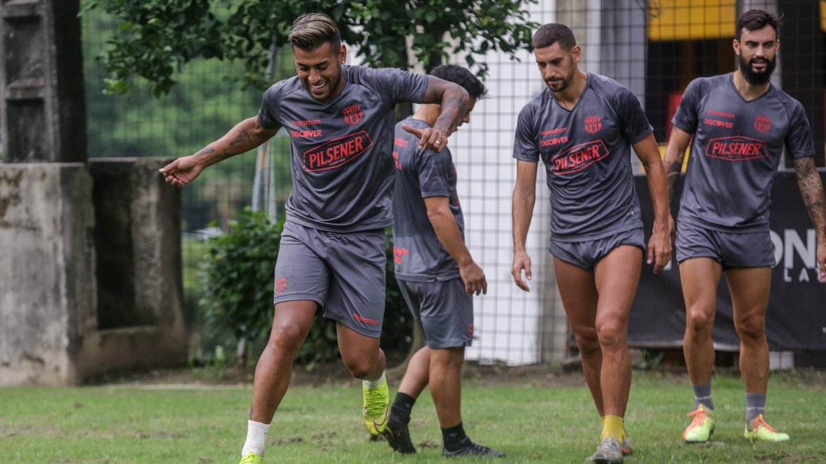 Sergio López, Bruno Piñatares y Gonzalo Mastriani listos para jugar ante el Guayaquil City.