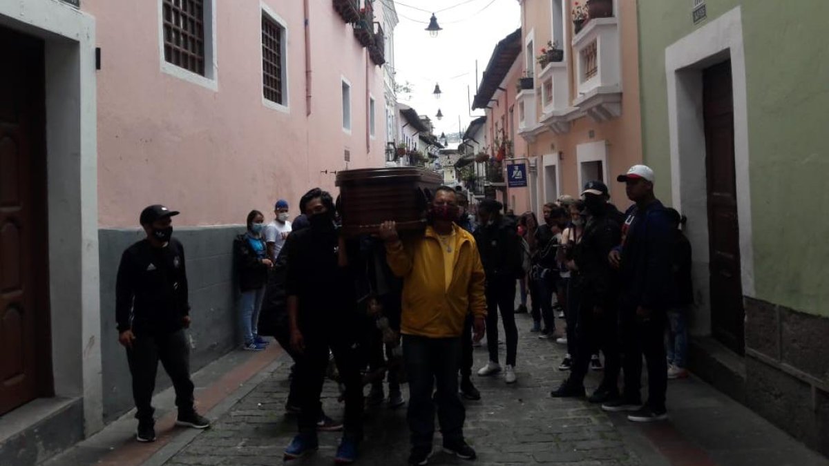 El féretro fue cargado por las personas que conocieron a la víctima.
