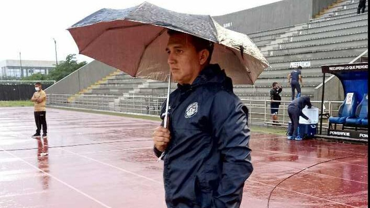 Ni el agua pudo enfriar lo caliente que estaba el DT Pool Gavilánez.