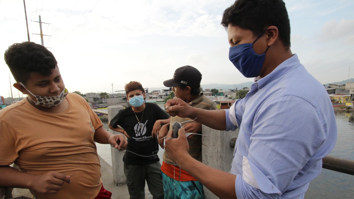 En ocasiones, adolescentes le piden a Cristóbal Zambrano que les enseñe a pescar.