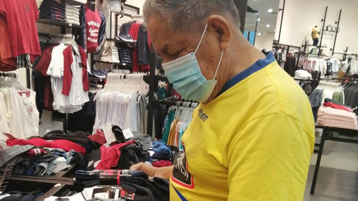 Don Hugo Quimí se llevó 5 pares de medias y otras prendas de ropa.