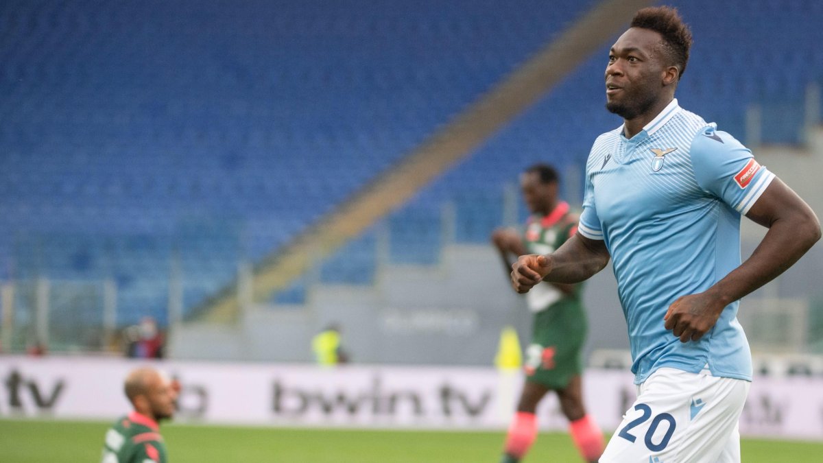 Felipe Caicedo festeja tras marcar el gol de la victoria sobre el Crotone.