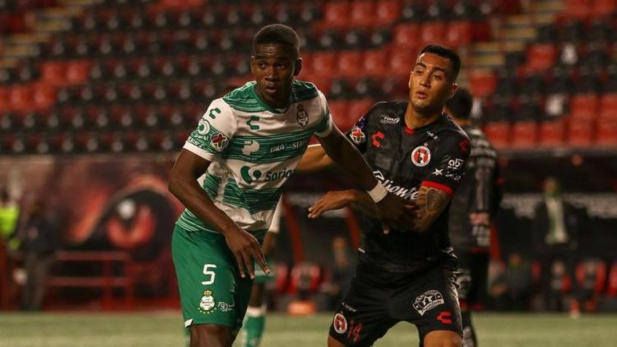 Félix Torres (i) hizo el gol de Santos que tiene al equipo en tercer lugar de la LigaMX.