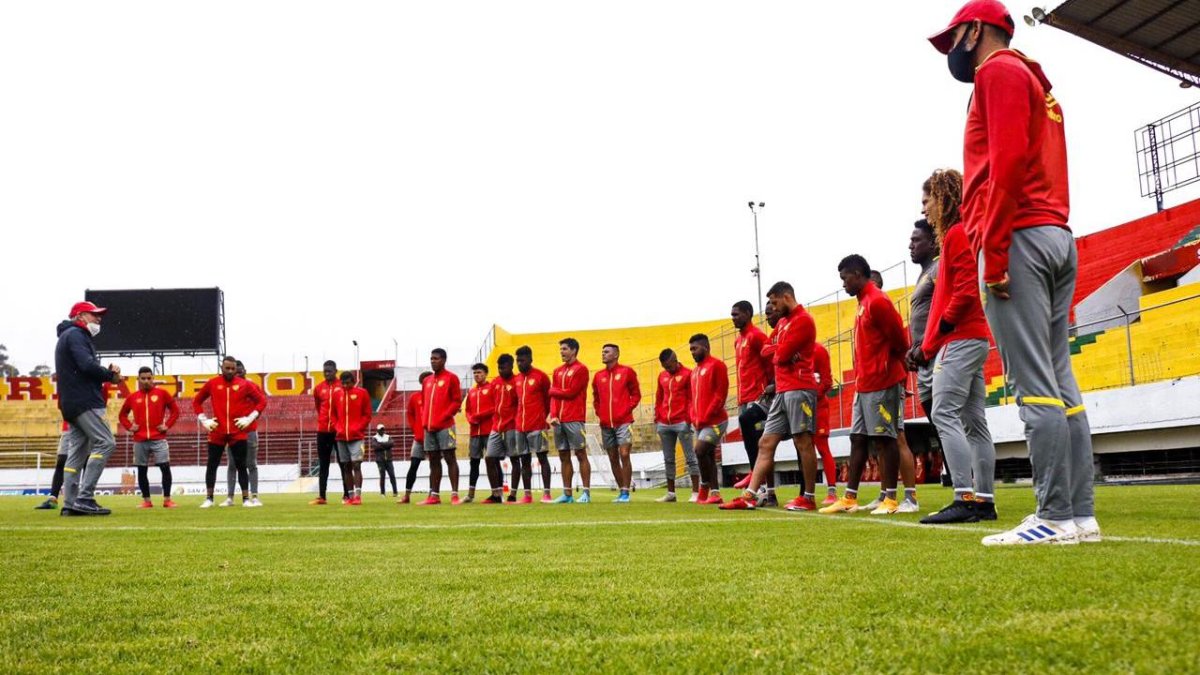 El técnico argentino Darío Tempesta (i) se quedó con las ganas de dirigir al Papá en la Copa Sudamericana.