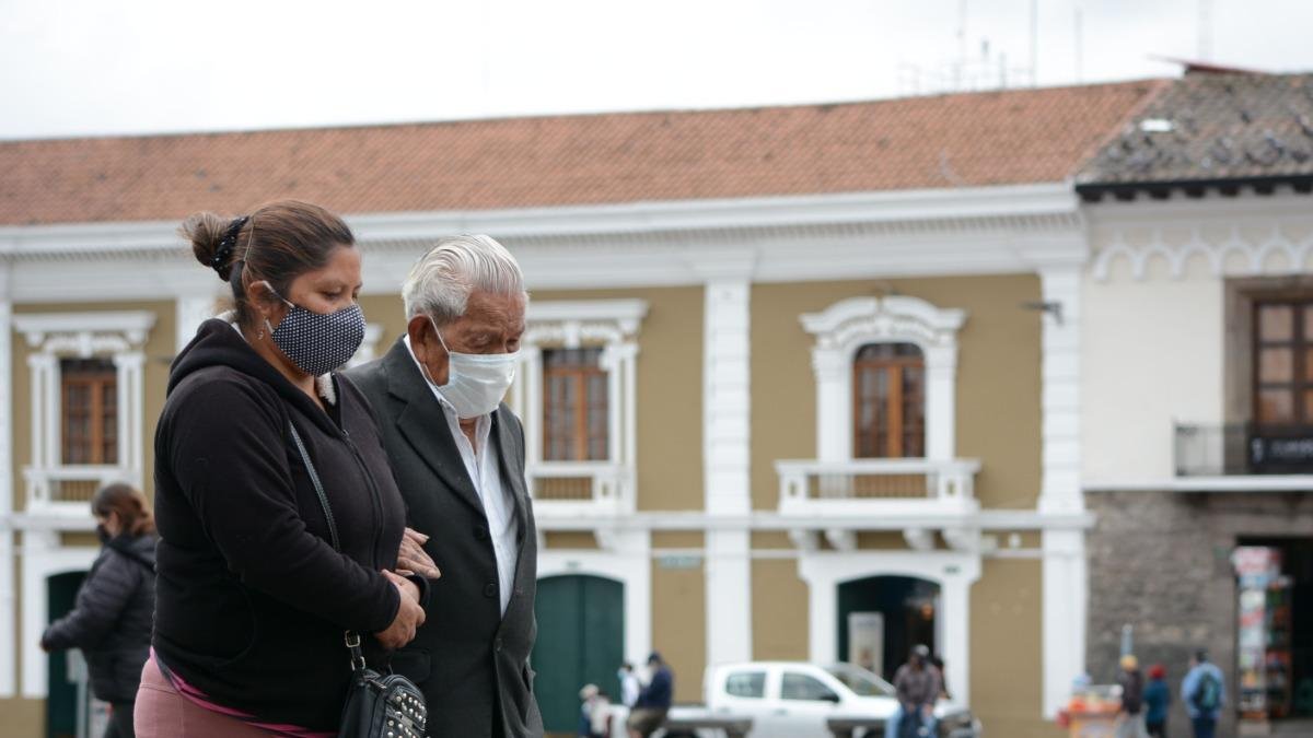 Familiares de personas de la tercera edad pueden hacer el trámite por ellos con una autorización debidamente tramitada.