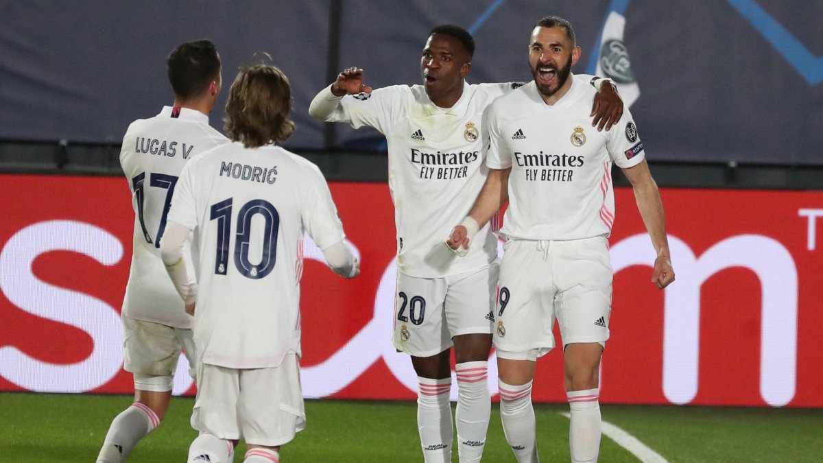 Karim Benzema (d) marcó el primer gol en el triunfo del Real Madrid sobre el Atalanta.