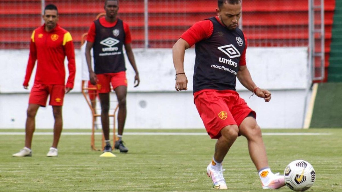 El volante Edison Vega (d) se unió a los entrenamientos del Papá en el estadio Gonzalo Pozo.