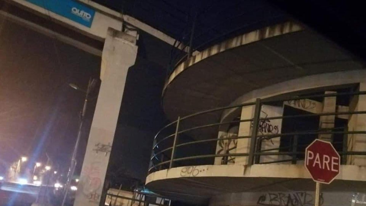 El puente peatonal de Santa Rosa se ha vuelto un peligro para la comunidad.