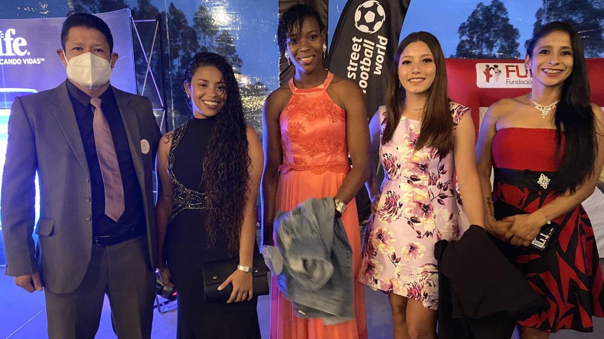 Jessy Caicedo (c) contó con el respaldo del entrenador Francisco Ramírez y de sus compañeras de Ñañas.