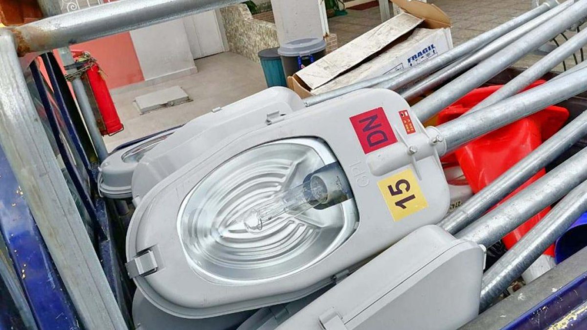 Las luminarias de 150 vatios que se instalan en las zonas residenciales y populares y que reemplazan a las de 100W.